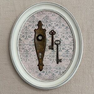 Vintage Oval Framed Keyhole and Skeleton Keys Wall Decor